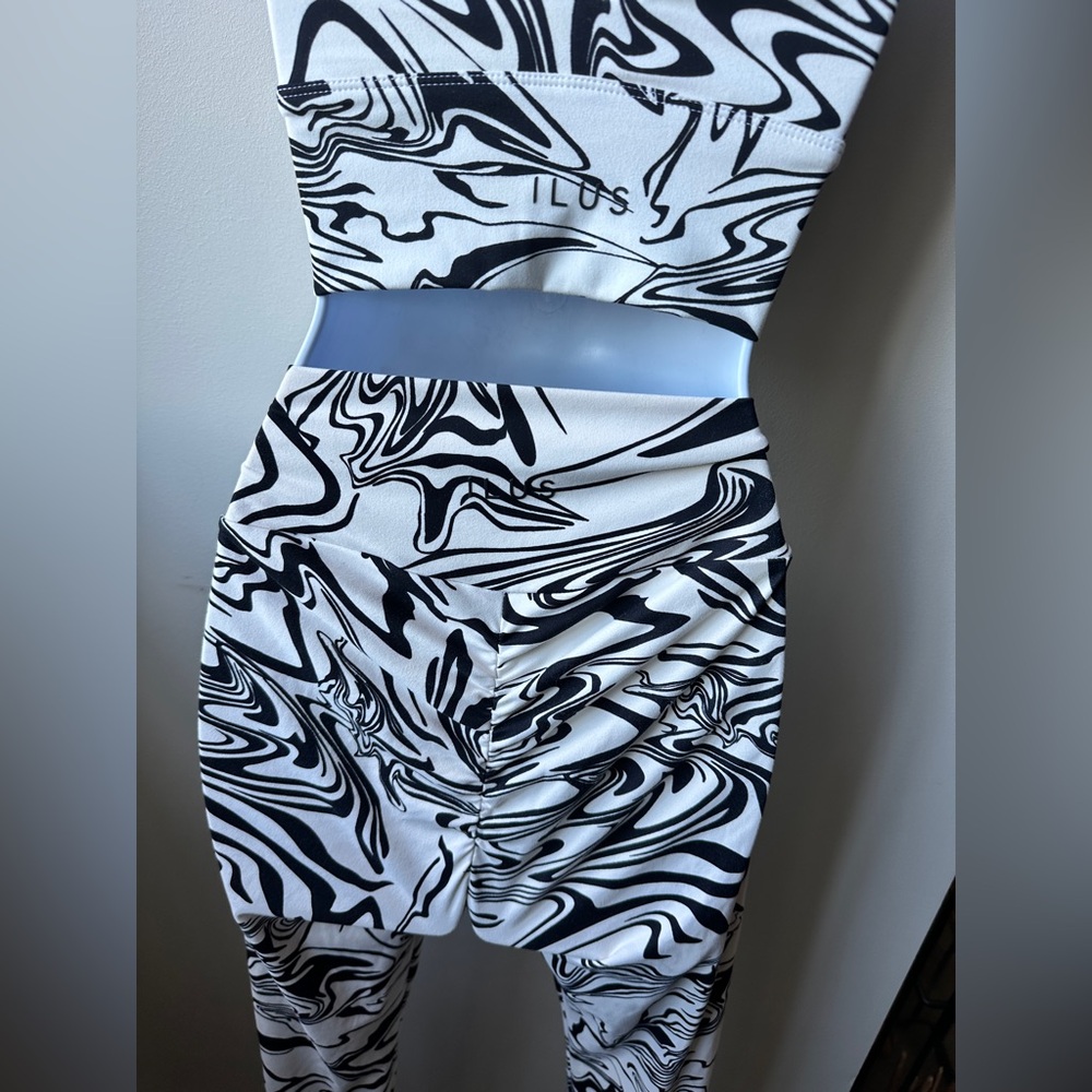 Women’s Marble Print Workout Set (XS Top, M Leggings) - Picture 8 of 8